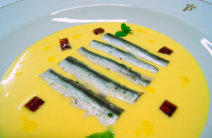 Salmorejo de naranja con boquerones marinados