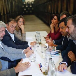 Juan Manuel Moreno Bonilla se encuentra con el sector ecológico en Bodegas Robles