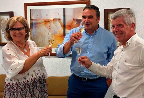 El presidente del IFAPA firma un convenio con Bodegas Robles